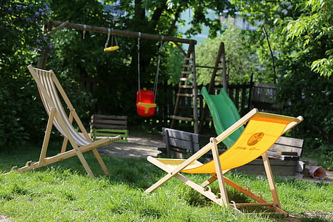 Cour de récréation, été, lit de bronzage, plante, la nature, journée, herbe, absence, arbre, personne, couleur verte, croissance, chaise, vide, siège, en plein air, parc, terre, parc - espace créé par l'homme, bois - matériau, se concentrer sur le premier plan, cour avant ou arrière, équipement de jeu extérieur, 5K, CC0, domaine public, libre de droits