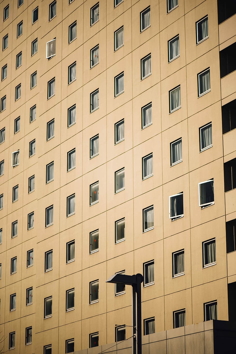 beige, beton, høj, stige bygning facade, tæt, skud, gul, bygning, vindue, lejlighed, facade, ydre, tapet, iPhone wallpapers, iphone baggrunde, lås skærm baggrund, lyse, åben, bygning udvendig, arkitektur, bygget struktur, lav vinkel visning, ingen mennesker, by, fuld ramme, gentagelse, boligområde, udendørs, dag, moderne, i en række, baggrunde, natur, belysningsudstyr, side om side, himmel, 5K