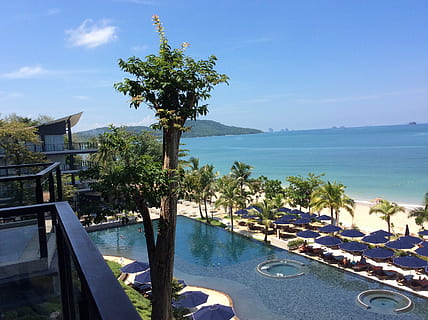 Krabi, al di là, mare, spiaggia, estate, albero, costa, natura, acqua, pianta, cielo, bellezza nella natura, architettura, clima tropicale, la tranquillità, destinazioni di viaggio, luce del sole, struttura costruita, giorno, terra, scenics - natura, nessuno, località turistica, piscina, all'aperto, orizzonte sull'acqua, 2K, CC0, dominio pubblico, privo di copyright