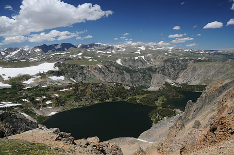 Zahn tragen, bestehen, See, Berg, Szenen - Natur, Himmel, Schönheit in der Natur, wolke - himmel, Nicht-städtische Szene, Natur, Umgebung, Wasser, Ruhe, ruhige Szene, Rock, Gebirge, Rock - Objekt, solide, Landschaft, Tag, keine Leute, Gipfel, draußen, 4K, CC0, gemeinfrei, lizenzfrei