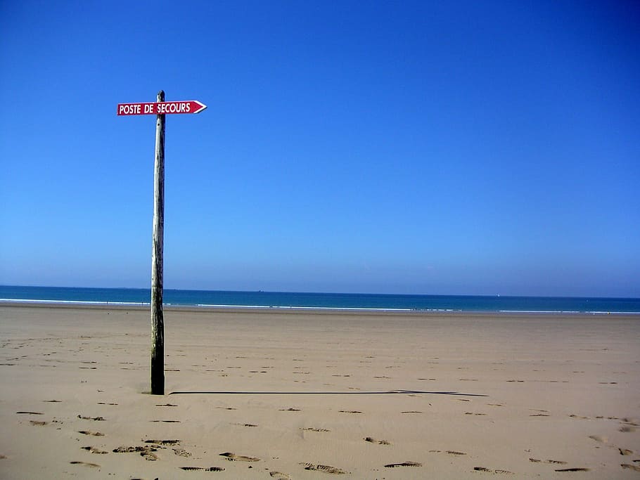 Urlaub, Linderung, Post, Strand, Meer, Sand, szenen, klarer Himmel, Flagge, Himmel, Wasser, Land, Kommunikation, Horizont über Wasser, Szenen - Natur, Zeichen, Schönheit in der Natur, Horizont, Blau, Ruhe, Text, ruhige Szene, Natur, Tag, keine Leute, Beratung, draußen, 1080P