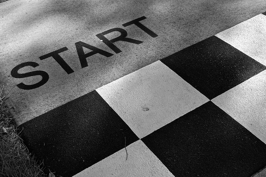 començant, pintura de carretera de línia, començar, llest, competició, pista, esdeveniment, preparació, pista de carreres, desafiament, text, comunicació, guió occidental, cap gent, signe, vista d’angle alt, a l'interior, primer pla, lletra majúscula, dia, patró, informació, sòls, Color blanc, color negre, natura morta, rajola, marc complet, normes, 5K