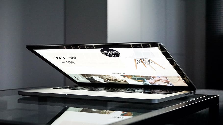 MacBook, pro, encès, negre, fusta, taula, convertit, portàtil, ordinador, oficina, treballar, negocis, escriptori, espai de treball, gadgets, pantalla, Internet, tecnologia, dia, tecnologia sense fils, cap gent, a l'interior, primer pla, connexió, comunicació, tauleta digital, equips informàtics, monitor d’ordinador, xarxa d’ordinadors, creativitat, 2K