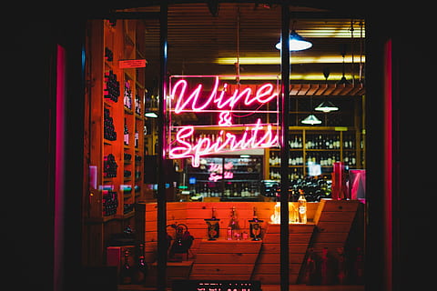 Wein, &, Spirit Neon Signage, Spirituosen, angezündet, Beschilderung, Stadt, Fenster, Glas, Reflexion, Zeichen, beleuchtet, Nacht-, Text, Neon-, westliche Schrift, Kommunikation, die Architektur, Geschäft, Gebäudehülle, Werbeschild, gebaute Struktur, Werbung, Information, Straße, Gruppe von Leuten, zufällige Menschen, Verkauf, Ladenschild, Nachtleben, 2K, CC0, gemeinfrei, lizenzfrei
