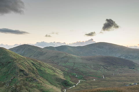berg-, bewolkt, hemel, vogel, oogfotografie, wolk, landschap, rivier-, stroom, zonsondergang, zonsopkomst, heuvel, helling, winter, ribbel, snowdon, scenics - natuur, milieu, schoonheid in de natuur, rustige scène, kalmte, niet-stedelijke scène, bergketen, natuur, geen mensen, afgelegen, wolk - lucht, idyllisch, dag, fabriek, groene kleur, boom, land-, buitenshuis, 5K, CC0, publiek domein, royaltyvrij