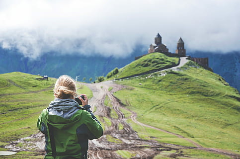 cestovat, zachycuje, Paměť, dívka, přijímání, obrázek, zelená, přistát, mrak, fotograf, Fotoaparát, kopec, kostel, mezník, turista, stezka, klášter, žena, dáma, ženský, za, hora, zpětný pohled, jedna osoba, turistika, zelená barva, Příroda, životní prostředí, volnočasové aktivity, scenics - příroda, den, batoh, aktivita, krajina, dospělý, ženy, dobrodružství, krása v přírodě, při pohledu na pohled, venku, pohoří, 4K, CC0, veřejná doména, bez autorských práv