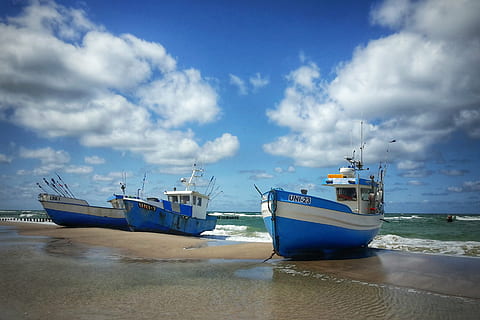 beach, boats, clouds, coast, ocean, sand, sea, seascape, seashore, sky, transportation, vehicle, water, watercraft, waves, nautical Vessel, harbor, coastline, fishing Industry, trawler, mode of transportation, cloud - sky, moored, nature, blue, travel, no people, outdoors, day, cloudscape, anchored, luxury, recreational boat, yacht, 2K