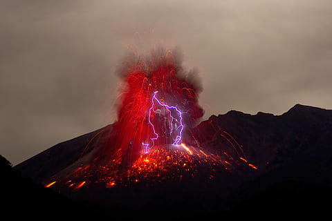 udbrud af vulkanen, vulkanudbrud, vulkan, storm, lyn, nat, mørk, geologi, udbrud, bjerg, lava, strøm, magt i naturen, jord, aktiv vulkan, ingen mennesker, skønhed i naturen, fysisk geografi, natur, eksploderer, røg - fysisk struktur, vulkansk krater, skilt, miljø, varme - temperatur, udendørs, bjergtop, 4K, CC0, offentligt domæne, royaltyfrie