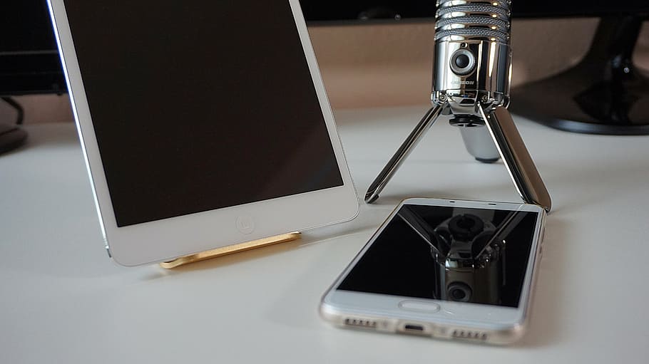 smartphone, tauleta, micròfon, pantalla tàctil, ipad, telèfon mòbil, podcast, tecnologia, portàtil, tecnologia sense fils, comunicació, connexió, a l'interior, primer pla, cap gent, ordinador, portabilitat, negocis, natura morta, Internet, taula, dispositiu d’informació portàtil, temes de fotografia, finances i indústria de les empreses, xarxa d’ordinadors, 5K