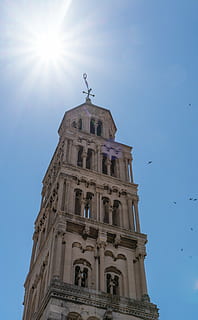 dividir, Croàcia, arquitectura, torre, cel, sunstar, ciutat, europa, turisme, viatjar, estiu, destinació, vacances, vell, edifici, famós, a l'aire lliure, històric, atracció, vista d’angle baix, creença, religió, lloc de culte, espiritualitat, estructura construïda, exterior de l'edifici, llum solar, destinacions de viatge, naturalesa, blau, sol, cap gent, brillant, 5K, CC0, domini públic, lliure de regalies