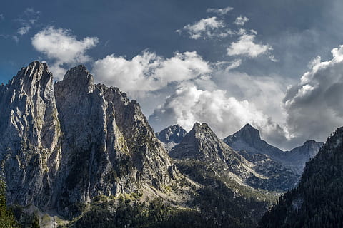 aigüestortes i estany, de, sant maurici, espanya, muntanya de roca, gris, núvols, Serra, neu, hivern, núvol, blau, muntanya, núvol - cel, cel, escenics - natura, bellesa a la natura, escena tranquil·la, medi ambient, paisatge, tranquil·litat, naturalesa, escena no urbana, rock, dia, cim de muntanya, remot, cap gent, rock - object, idíl·lic, a l'aire lliure, formació, rang, 4K, CC0, domini públic, lliure de regalies