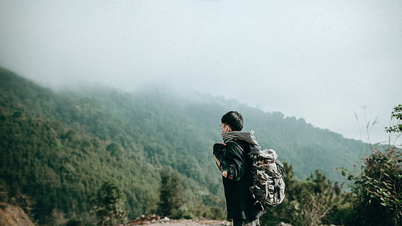 mis viajes, hombre, en pie, arboles, tiempo de día, excursiones, persona, montaña, nube, mochila, al aire libre, naturaleza, hombres, día, gente, imagen en color, militar, fuerzas Armadas, niebla, Sólo para adultos, un solo hombre, una persona, adulto, actividad de ocio, árbol, gente real, actividad, belleza en la naturaleza, tierra, escena no urbana, excursionismo, paisajes - naturaleza, tres cuartos de longitud, planta, estilos de vida, vista trasera, 4K, CC0, dominio público, libre de derechos