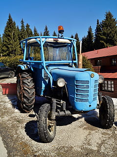 traktor, zetor, régi-módi, ódivatu, régi, munka, kerekek, szállítás, szállítási mód, szárazföldi jármű, fa, nap, kék, helyhez kötött, növény, természet, parkolás, napfény, terepjáró, föld, út, szabadban, motor, ég, utazás, nem ember, árnyék, kerék, 1080P, CC0, közkincs, jogdíjmentes