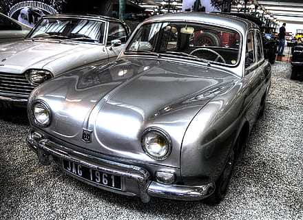 renault, Dauphine, 1956, vecchi tempi, settore automobilistico, modo di trasporto, veicolo terrestre, veicolo a motore, auto, mezzi di trasporto, in stile retrò, macchina vintage, faro, stazionario, giorno, metallo, brillante, città, nessuno, lusso, all'aperto, vista frontale, auto da collezione, color argento, cromo, 2K, CC0, dominio pubblico, privo di copyright
