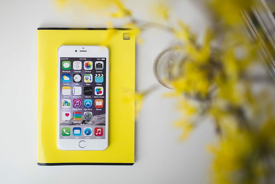 smartphone, galben, flori, alb, caiet, telefon mobil, Notepad, tehnologie, telefon, telefon inteligent, echipament, tehnologia fără fir, ecran tactil, comunicare, calculatoare de mere, Internet, nici o persoana, zi, a închide, în interior, Control, conexiune, număr, apasa butonul, Securitate, alegere, protecţie, tastatura, mașini, Siguranță, industrie, se concentreze pe fundal, Echipament electric, 4K