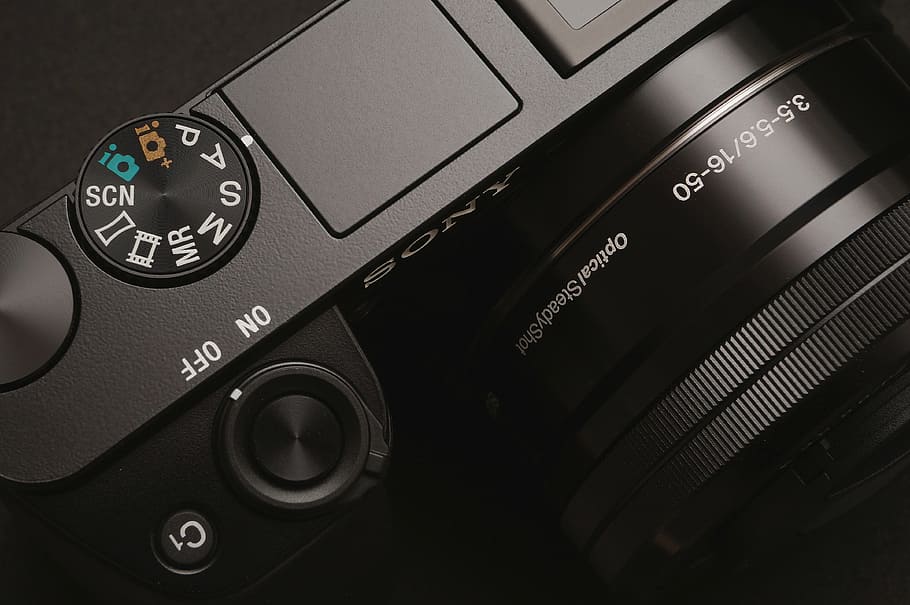 negre, càmera sony dslr, tancar, foto, sony, dslr, càmera, slr, fotografia, objectes, panell, cap gent, panell de control, primer pla, tecnologia, calibre, velocímetre, cabina, nombre, comunicació, control, color negre, temes de fotografia, càmera - equip fotogràfic, cultura i entreteniment artístic, lent - instrument òptic, guió occidental, tecnologia sense fils, text, a l'interior, sol objecte, connexió, interior del cotxe, marcar, primer pla extrem, polsador, càmera digital, 4K