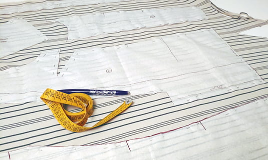 groc, mesurament, cinta, superior, blanc, drap, cosir, patró, patrons, moda, roba, cinta mètrica, disseny, parcel · la, geometria, teixit, ratlles, tèxtils, artesanies, cap gent, a l'interior, natura morta, paper, material de fusta, creativitat, dia, nombre, vista d’angle alt, guió occidental, text, art i artesania, periòdic, representació, comunicació, primer pla, dos objectes, taula, 2K, CC0, domini públic, lliure de regalies