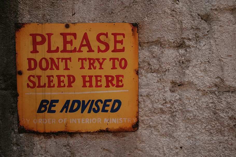 per favor, no, proveu, dormir, rètol, concret, paret, textura, senyalització, precaució, text, comunicació, guió occidental, funció de construcció de parets, cap gent, signe, senyal d'advertència, dia, estructura construïda, arquitectura, informació, primer pla, groc, a l'aire lliure, maó, lletra majúscula, signe d'informació, color taronja, missatge, 2K