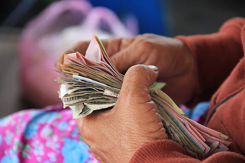 Person, die Banknoten hält, Person, halten, Stapel, Banknote, Gut, Kasse, Menschen, menschliche Hand, Nahansicht, Erwachsene, nur für Erwachsene, Tag, eine Person, Hand, menschliches Körperteil, Fokus auf den Vordergrund, Währung, Lebensmittel, Finanzen, Männer, Essen und Trinken, Papiergeld, Geschäft, älterer Erwachsener, reifer erwachsener, Natur, Frau, Finger, 5K, CC0, gemeinfrei, lizenzfrei