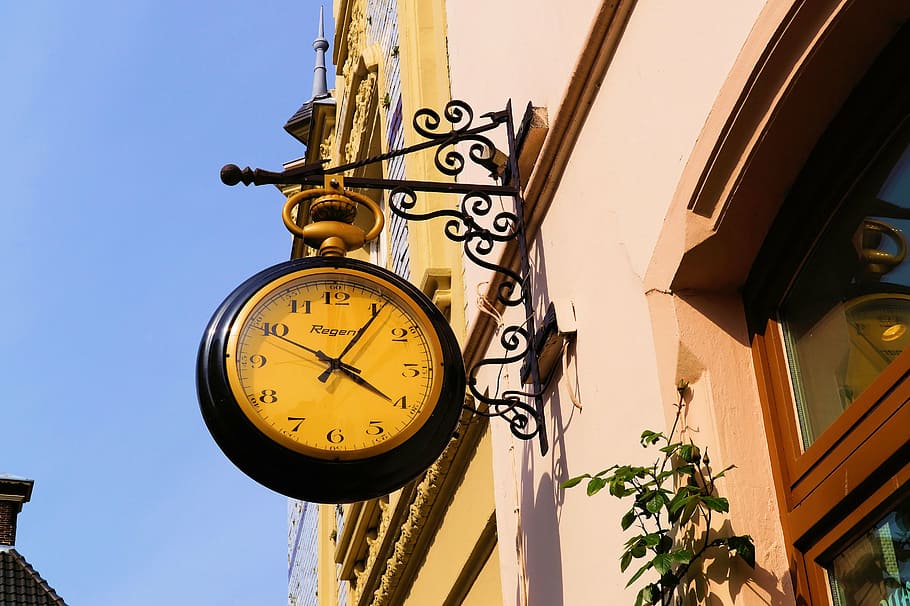 rodó, negre, beix, rellotge analògic, penjant, rack metàl·lic, blau, cel, mostrant, 4:06, rellotge, rellotge de paret, dígits, tradició, mecànica, temps de, decoració, ornament, arquitectura, temps, vista d’angle baix, estructura construïda, exterior de l'edifici, cap gent, Minuta, dia, edifici, cel clar, roman, nombre romà, naturalesa, nombre, funció de construcció de parets, precisió, a l'aire lliure, hora de la mà, antiguitat, 5K