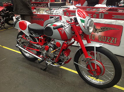 moto, wird bearbeitet, Sport, Transport, rot, Transportmittel, Landfahrzeug, Stadt, Zeichen, Straße, Kommunikation, Tag, Text, Fahrrad, stationär, zufällige Menschen, draußen, Motorrad, Warnschild, Sicherheit, Rad, Reise, 2K, CC0, gemeinfrei, lizenzfrei