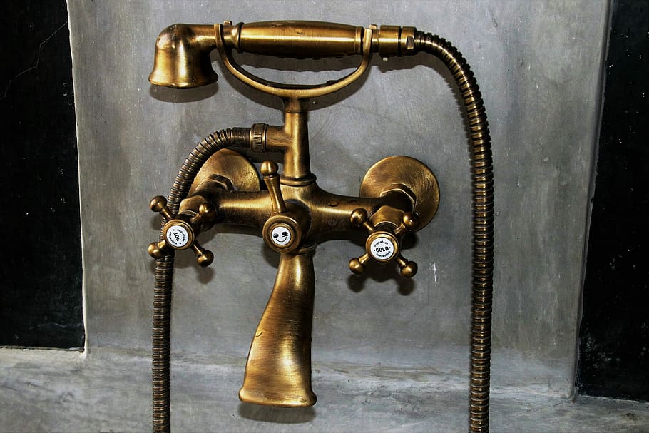 aixeta, Ningú, vell, llautó, molt vell, metall, elegant, bany, gris, paret de formigó, spinner, brillar, groc, a l'interior, cap gent, primer pla, disseny, color daurat, senzillesa, antiguitat, indústria, forma, creativitat, seguretat, sol objecte, protecció, control, entrada, ornamentat, 5K