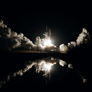 presa, foto scarsamente illuminata, lanciare, Space Shuttle, lancio, ore notturne, spazio, razzo, riflessione, luce, industria, notte, fabbrica, buio, Torre, combustibile e produzione di energia, natura, acqua, nessuno, cielo, all'aperto, nuvola - cielo, lago, esterno dell'edificio, illuminato, lungomare, architettura, copia spazio, simmetria, struttura costruita, acqua stagnante, inquinamento dell'aria, inquinamento, 4K, CC0, dominio pubblico, privo di copyright