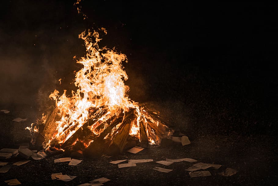 fotografie ohně, táborák během noci, oheň, plamen, hořící, protokoly, táborák, požár - přírodní jev, teplota - teplota, pohyb, Příroda, událost, log, kempování, noc, nikdo, palivové dříví, dřevo, dřevo - materiál, oslava, oranžová barva, venku, holi, explozivní, 5K