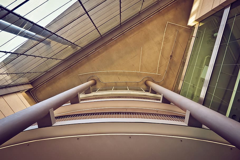 arkitektur, indretning, inde, bygning, moderne, struktur, lav vinkel skud, glas, indre, perspektiv, vindue, lys, dome, by-, by, düsseldorf, geometriske, konstruktion, gulve, beton, tæppe, metal, kolonneformat, bue, front vindue, trappe, trapper og trapper, bygget struktur, indendørs, lav vinkel visning, rækværk, dag, ingen mennesker, mønster, vindeltrappe, loft, spiralformet, design, direkte under, 4K