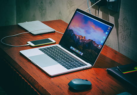macbook, professionista, Marrone, di legno, superficie, macbro, tavolo, computer, Macbook Pro, scrivania, topo, tecnologia, tecnologia wireless, comunicazione, connessione, il computer portatile, dispositivo di informazione portatile, in casa, smart phone, mobilia, attrezzatura informatica, legno - materiale, cellulare, nessuno, attività commerciale, schermo del dispositivo, portabilità, tastiera, 5K, CC0, dominio pubblico, privo di copyright