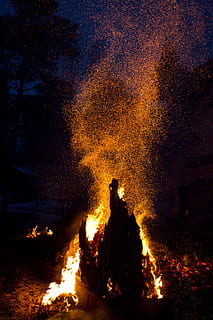 Feuer, Funken, Flamme, Verbrennung, Hitze - Temperatur, Feuer - natürliches Phänomen, Baum, Nacht-, die Architektur, Natur, Bewegung, glühend, orange Farbe, beleuchtet, Pflanze, Langzeitbelichtung, gebaute Struktur, draußen, Warnschild, Gebäudehülle, Zeichen, 2K, CC0, gemeinfrei, lizenzfrei