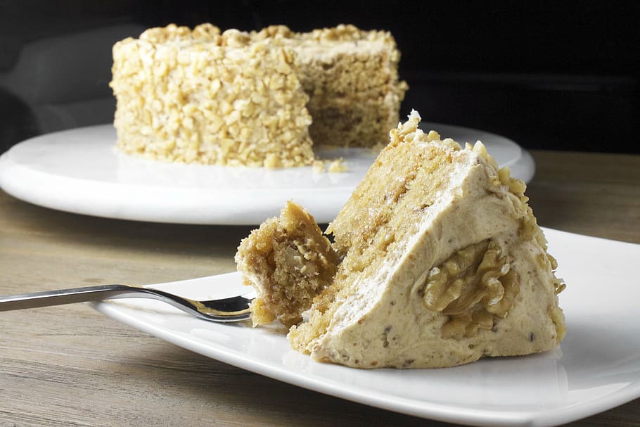 skiveskåret, kage, keramisk, plade, ahorn, valnød, sød, dessert, hjemmelavet, skive, bagning, stykke, fødselsdag, mad, gourmet, friskhed, mad og drikke, spise redskaber, køkkenredskaber, sund kost, indendørs, tæt på, velvære, måltid, snack, klar til at spise, ingen mennesker, morgenmad, ske, gaffel, brød, studio skud, bordkniv, fristelse, porcelæn, kostfibre, 4K