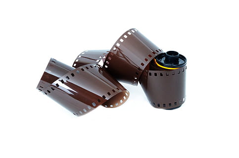 marron, film, noir, bobine, analogique, Contexte, caméra, cinéma, cinématographie, divertissement, exposition, Cadre, négatif, photo, photographier, la photographie, image, projection, rétro, fond blanc, Film de caméra, bobine de film, prise de vue en studio, industrie du cinéma, culture artistique et divertissement, coupé, thèmes de la photographie, à l'intérieur, objet unique, personne, La technologie, enroulé, fermer, nature morte, espace de copie, la créativité, appareil photo - équipement photographique, 1080P, CC0, domaine public, libre de droits