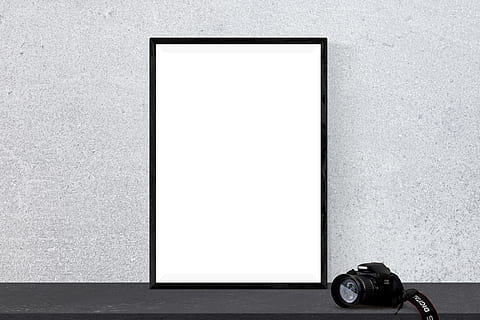 appareil photo noir reflex, affiche, maquette, Cadre, présentation, bureau, intérieur, moquer, décoration, espace de copie, La technologie, blanc, à l'intérieur, personne, construction de murs, couleur blanche, fermer, écran, couleur noire, objet unique, architecture, la communication, gris, vue de face, texturé, mur, écran de l'appareil, 5K, CC0, domaine public, libre de droits