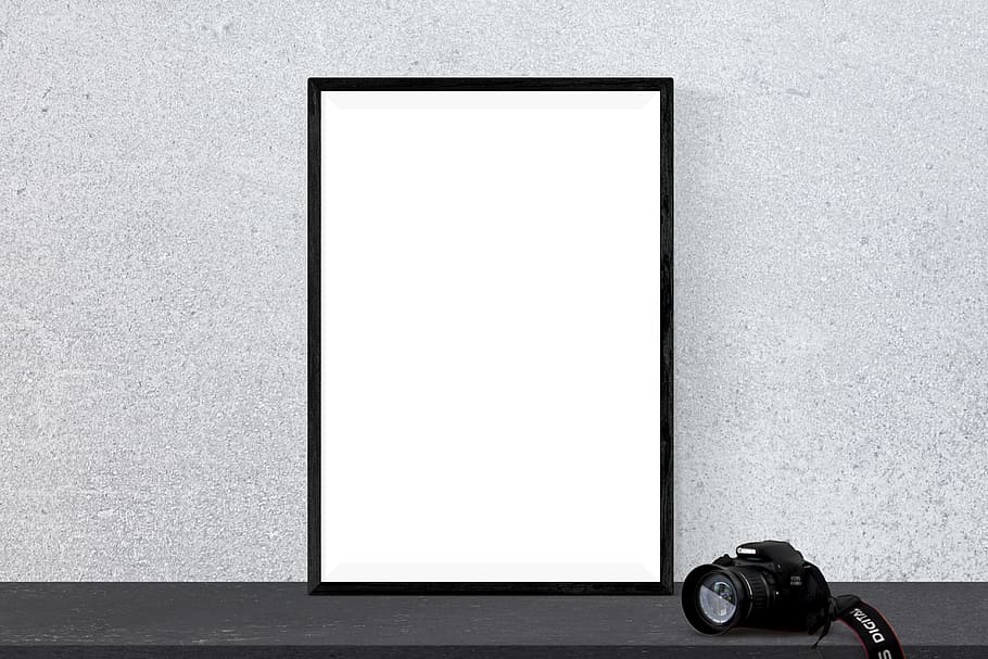 càmera dslr negra, pòster, maqueta, marc, presentació, escriptori, interior, burla, decoració, còpia espai, tecnologia, en blanc, a l'interior, cap gent, funció de construcció de parets, Color blanc, primer pla, pantalla, color negre, sol objecte, arquitectura, comunicació, gris, vista frontal, textura, paret, pantalla del dispositiu, 5K