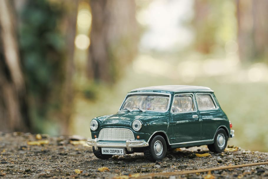 cotxe, model, mini, cooper, joguina, vehicle, automàtic, conduir, carretera, naturalesa, motor, viatjar, trànsit, a l'aire lliure, automòbil, transport, rodes, vintage, retro, vell, britànic, UK, bosc, estil, manera de transport, dia, centrar-se en primer pla, vehicle terrestre, cotxe de joguina, estil retro, arbre, terra, cotxe d'època, obsoleta, 4K