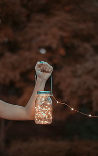 orang, memegang, stoples, lampu senar, bersih, stoples kaca, botol, string light, menangani, wadah, wallpaper, satu orang, fokus pada latar depan, tangan manusia, tangan, diterangi, bagian tubuh manusia, orang sungguhan, merapatkan, gaya hidup, kegiatan waktu luang, teknologi, di luar rumah, komunikasi, dewasa, bagian tubuh, peralatan penerangan, gerakan, emosi, jari, lengan manusia, remaja, 5K, CC0, domain publik, bebas royalti