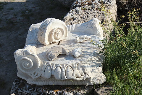 pillar, socket, transient, white, ruin, broken, at that time, decay, old, greek, beautiful, weathered, solid, day, nature, rock, no people, rock - object, plant, white color, sunlight, outdoors, creativity, art and craft, carving - craft product, grass, land, high angle view, stone - object, craft, stone material, close-up, archaeology, 2K, CC0, public domain, royalty free