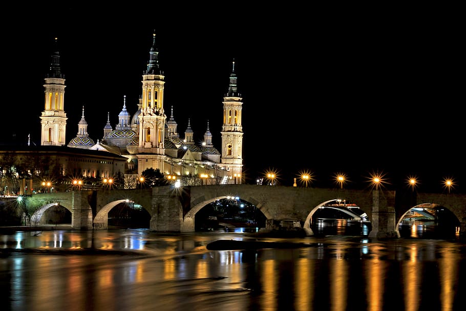 ponte, luce, architettura, notte, Chiesa, Cattedrale, fiume, mette in risalto, simpatico, Saragozza, Spagna, cielo, acqua, porta, riflessione, felicità, orizzonte, paesaggio, serbatoio, escursioni a piedi, calma, schermo di sfondo, pilastro, posto famoso, illuminato, Europa, crepuscolo, Torre, struttura costruita, esterno dell'edificio, città, destinazioni di viaggio, costruzione, nessuno, ponte - struttura fatta dall'uomo, arco, connessione, natura, lungomare, all'aperto, ponte ad arco, 4K