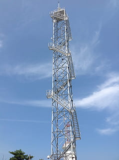 cellula, Torre, cielo, stazione, trasmettitore, trasmettere, Inquadratura dal basso, metallo, natura, alto - alto, tecnologia, nuvola - cielo, giorno, struttura costruita, connessione, architettura, all'aperto, nessuno, blu, comunicazione, comunicazioni globali, albero, emittente, elettricità, Alimentazione elettrica, 2K, CC0, dominio pubblico, privo di copyright