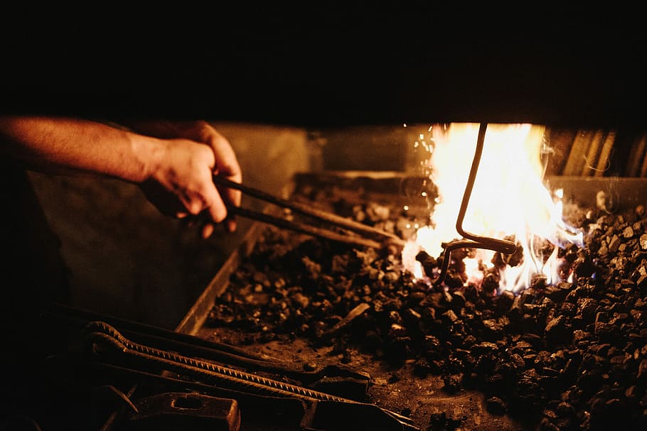 persona, detenzione, nero, pinza metallica, fuoco, metallo nero, tong, fuoco - fenomeno naturale, calore - temperatura, fiamma, griglia per barbecue, cucinando, barbecue, cibo, grigliato, avvicinamento, lavoro, uomini, mano umana, parte del corpo umano, Solo uomini, preparazione, ardente, mano, una persona, cibo e bevande, falò, in casa, carne, natura, raggiante, adulto, fuoco di bivacco, preparando il cibo, 4K
