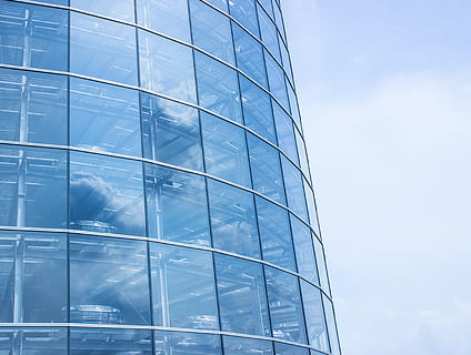 grattacielo, finestra, auto, facciata, architettura, costruzione, moderno, mirroring, blu, facciate di vetro, bicchiere, Dresda, cielo, nuvola - cielo, futuristico, scienza, esterno dell'edificio, struttura costruita, vetro - materiale, città, riflessione, nessuno, natura, edificio per uffici esterno, giorno, Inquadratura dal basso, modello, design, all'aperto, lega, 4K, CC0, dominio pubblico, privo di copyright