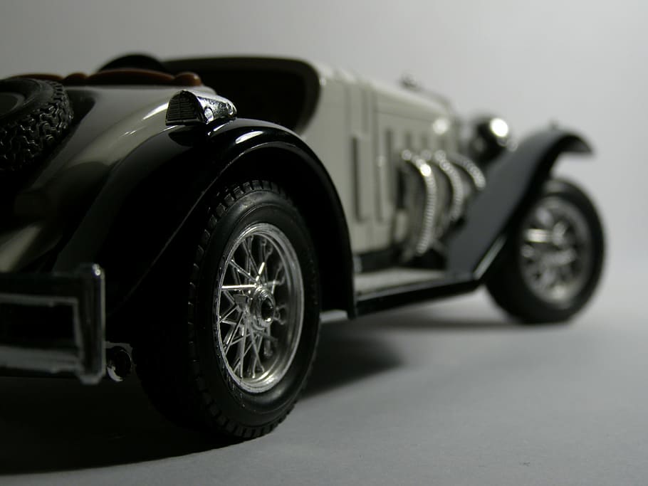 Auto, Modell-, Spielzeug, Makro, Transport, Transportmittel, Rad, Retro-Stil, Landfahrzeug, Kraftfahrzeug, keine Leute, Reifen, Luxus, Metall, Technologie, Straße, stationär, Nahansicht, modern, Antiquität, Seitenansicht, Chrom, silberfarben, 2K