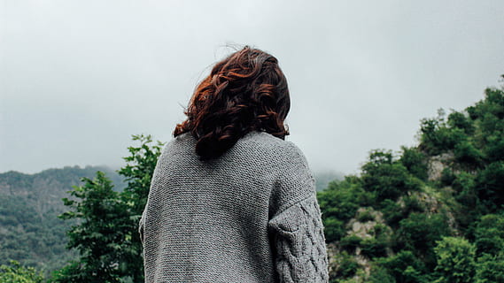 schwarz, braun, behaarte Frau, tragen, grau, Sweatshirt, schwarz und braun, braunhaarig, Frau, draußen, eine Person, Natur, Menschen, Erwachsene, Tag, Farbbild, nur Frauen, nur eine frau, nur für Erwachsene, Baum, Rückansicht, Pflanze, Freizeitbeschäftigung, echte Menschen, Lebensstile, Taille hoch, Fokus auf den Vordergrund, Stehen, Legere Kleidung, Frisur, Himmel, Haar, Nicht-städtische Szene, Blick auf Ansicht, warme Kleidung, 5K, CC0, gemeinfrei, lizenzfrei