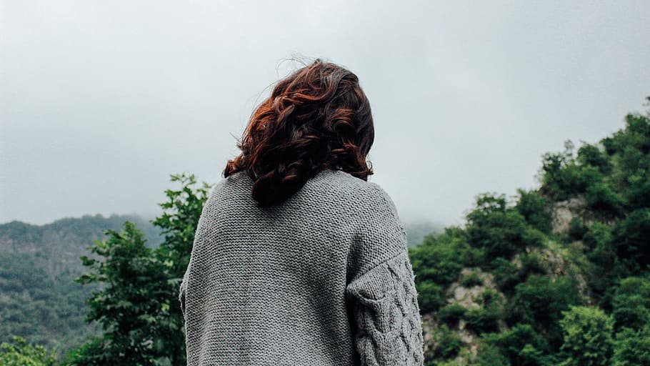 schwarz, braun, behaarte Frau, tragen, grau, Sweatshirt, schwarz und braun, braunhaarig, Frau, draußen, eine Person, Natur, Menschen, Erwachsene, Tag, Farbbild, nur Frauen, nur eine frau, nur für Erwachsene, Baum, Rückansicht, Pflanze, Freizeitbeschäftigung, echte Menschen, Lebensstile, Taille hoch, Fokus auf den Vordergrund, Stehen, Legere Kleidung, Frisur, Himmel, Haar, Nicht-städtische Szene, Blick auf Ansicht, warme Kleidung, 5K