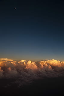 foto de dalt del núvol, lluna creixent, blanc, núvols, blau, skyt, núvol, lluna, cel, posta de sol, vasta, núvol - cel, escenics - natura, bellesa a la natura, tranquil·litat, escena tranquil·la, naturalesa, cap gent, idíl·lic, còpia espai, a l'aire lliure, cloudscape, fons, vista d’angle baix, nit, color taronja, cel dramàtic, medi ambient, meteorologia, a dalt, 4K, CC0, domini públic, lliure de regalies