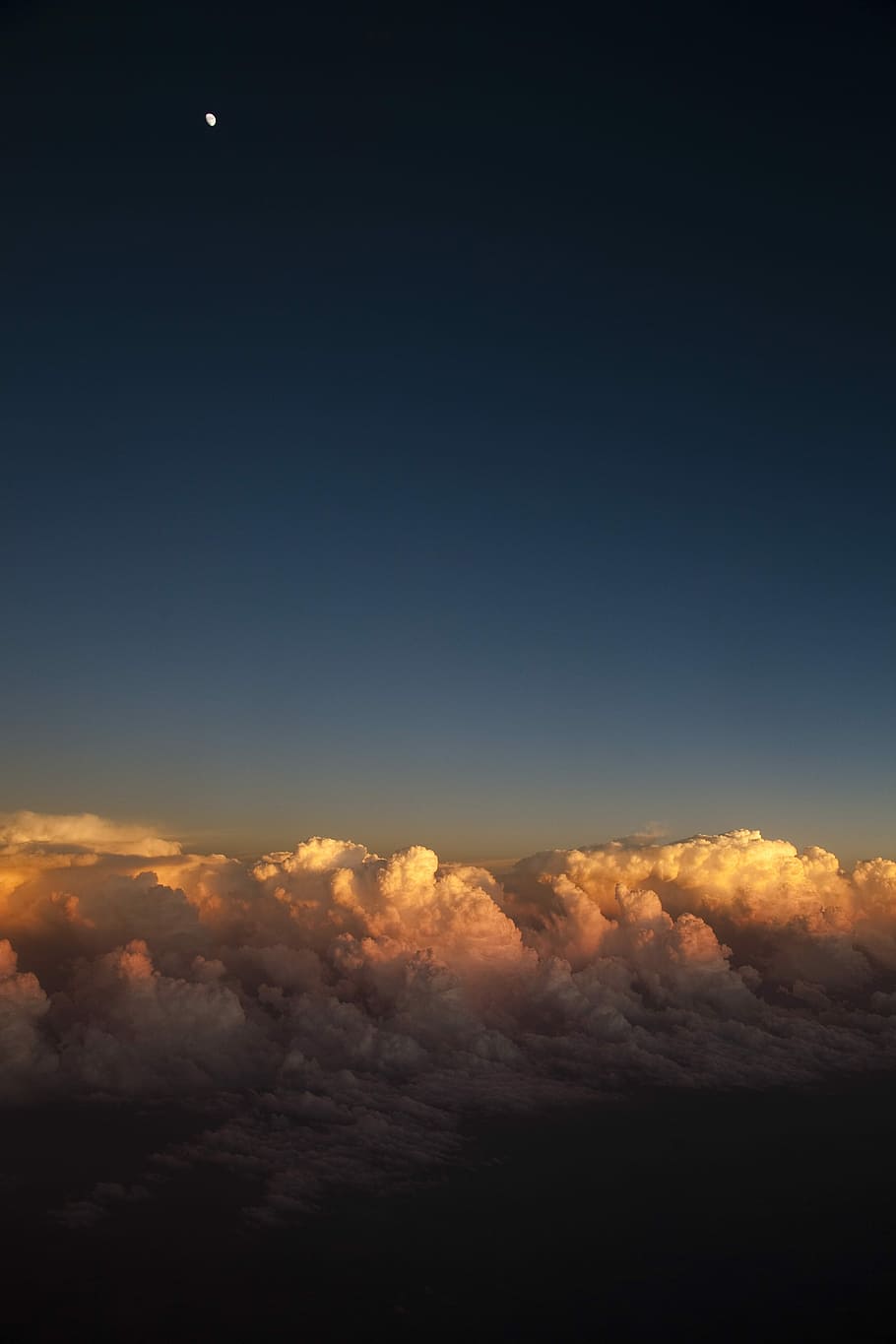 foto de dalt del núvol, lluna creixent, blanc, núvols, blau, skyt, núvol, lluna, cel, posta de sol, vasta, núvol - cel, escenics - natura, bellesa a la natura, tranquil·litat, escena tranquil·la, naturalesa, cap gent, idíl·lic, còpia espai, a l'aire lliure, cloudscape, fons, vista d’angle baix, nit, color taronja, cel dramàtic, medi ambient, meteorologia, a dalt, 4K