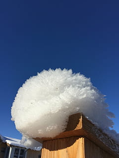 vinter, sne, design, himmel, arkitektur, bygning udvendig, bygget struktur, ingen mennesker, lav vinkel visning, natur, skyfri himmel, dag, hvid farve, udendørs, bevægelse, kopiere plads, blå, bygning, solrig, røg - fysisk struktur, træ - materiale, tag, forurening, 2K, CC0, offentligt domæne, royaltyfrie