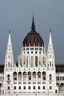 bianca, rosso, costruzione, architettura, infrastruttura, struttura, istituzione, cielo, ungherese, parlamento, budapest, legislativo, esterno dell'edificio, cupola, governo, destinazioni di viaggio, nessuno, struttura costruita, all'aperto, giorno, città, cielo sereno, turismo, viaggio, natura, il passato, storia, arco, guglia, stile gotico, 4K