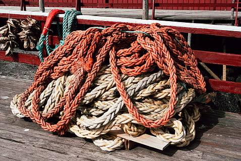 nusfjord fiskerby, reb, Fiskerby, lofoten, industri, objekter, rejse steder, nautiske fartøj, havn, udstyr, tæt på, kommerciel dock, nautisk udstyr, fortøjet, sejlads, snor, bundet op, bundet knude, styrke, ingen mennesker, dag, forbindelse, træ - materiale, holdbarhed, mole, snoet, høj vinkel visning, transportmidler, fokus på forgrunden, udendørs, sammenfiltrede, kompleksitet, stilleben, fiskeindustrien, 4K